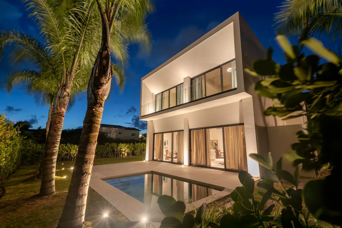 IMPONENTE RESIDENCIA DE AUTOR CON ARQUITECTURA MINIMAPISTA Y PISCINA PRIVADA EN LA COMUNIDAD MAS SELECTA DE PUNTA CANA
